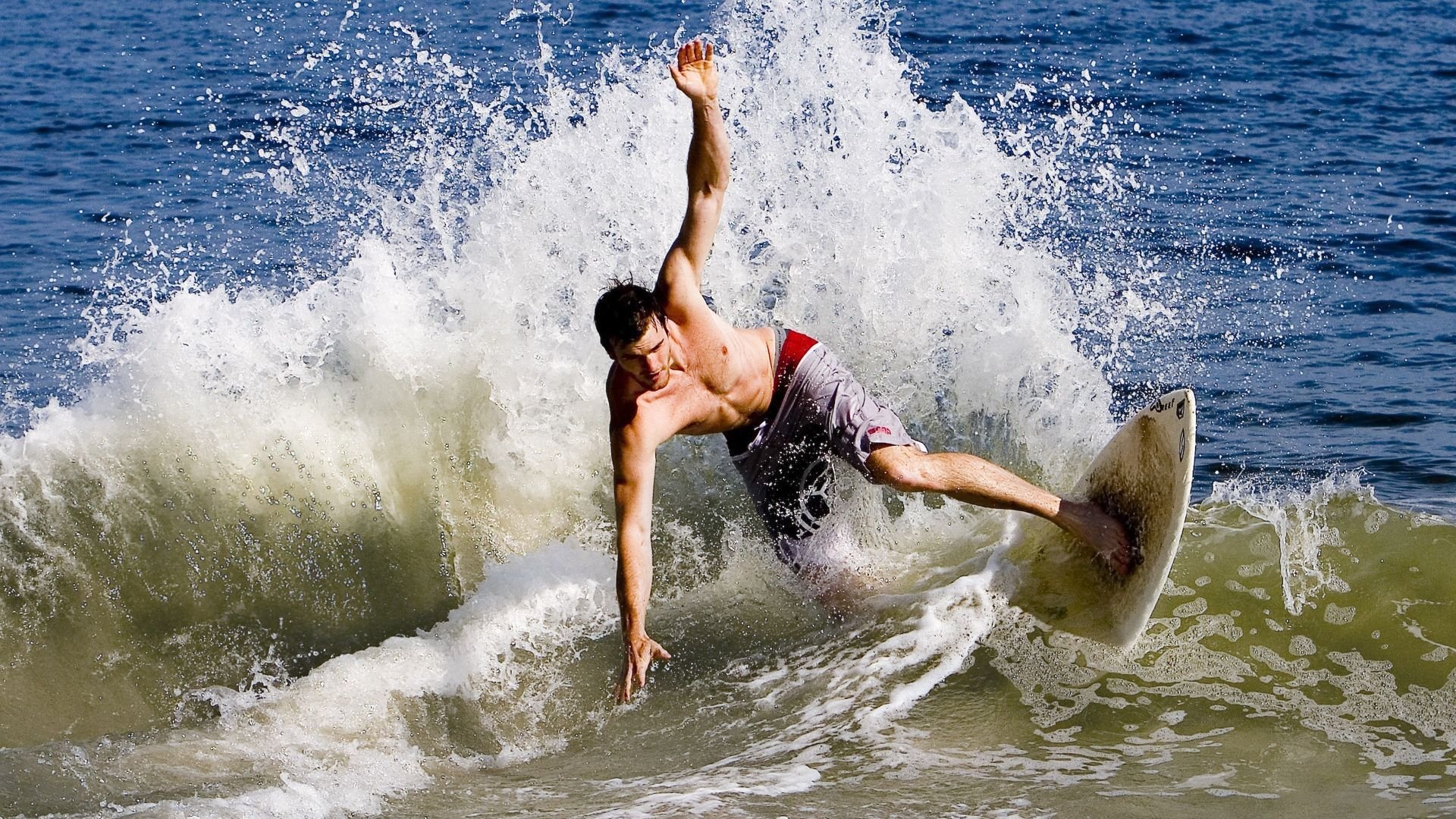 德甲“国家德比” 多特4比0屠杀拜仁 安联球场罕见出现提前退场潮